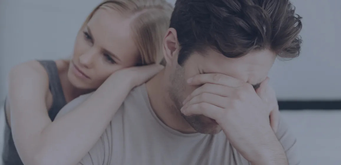 Mujer que consuela a un hombre angustiado, apoyo emocional en el proceso de psicoterapia