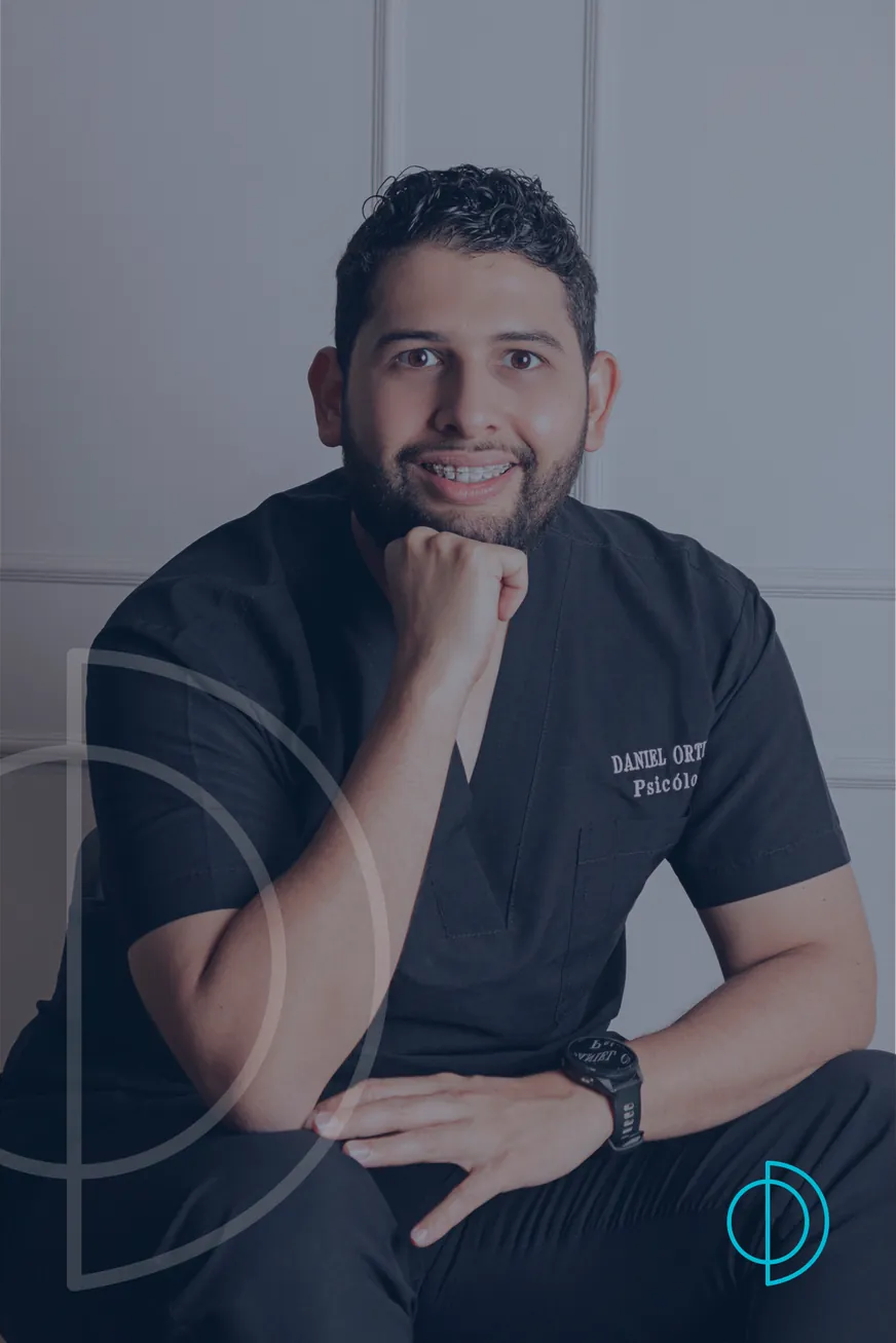 Retrato de Daniel Ortiz, psicólogo en Cúcuta, con uniforme oscuro y gesto cercano